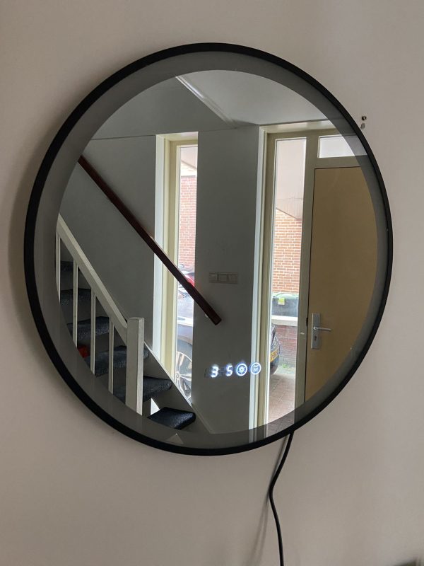 Moderne rond badkamer spiegel met LED verlichte rond-Melili Spiegel-LED spiegel-LED badkamer spiegel- 3 LED Verlichting Standen-Anti Condens - Met Klok - Mat Zwart-Smart spiegel 60cm rond- Smart LED badkamer spiegel - Afbeelding 6
