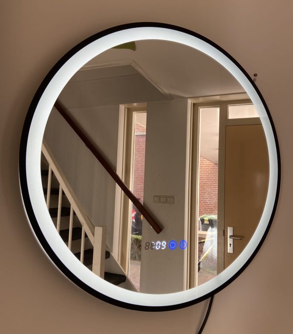 Moderne rond badkamer spiegel met LED verlichte rond-Melili Spiegel-LED spiegel-LED badkamer spiegel- 3 LED Verlichting Standen-Anti Condens - Met Klok - Mat Zwart-Smart spiegel 60cm rond- Smart LED badkamer spiegel - Afbeelding 11
