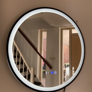 Moderne rond badkamer spiegel met LED verlichte rond-Melili Spiegel-LED spiegel-LED badkamer spiegel- 3 LED Verlichting Standen-Anti Condens - Met Klok - Mat Zwart-Smart spiegel 60cm rond- Smart LED badkamer spiegel