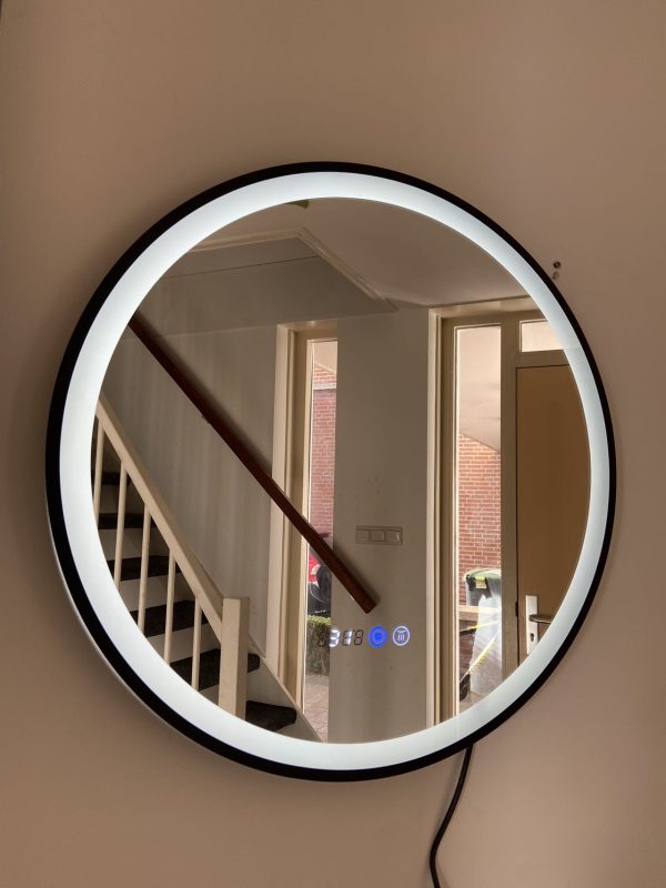 Moderne rond badkamer spiegel met LED verlichte rond-Melili Spiegel-LED spiegel-LED badkamer spiegel- 3 LED Verlichting Standen-Anti Condens - Met Klok - Mat Zwart-Smart spiegel 60cm rond- Smart LED badkamer spiegel