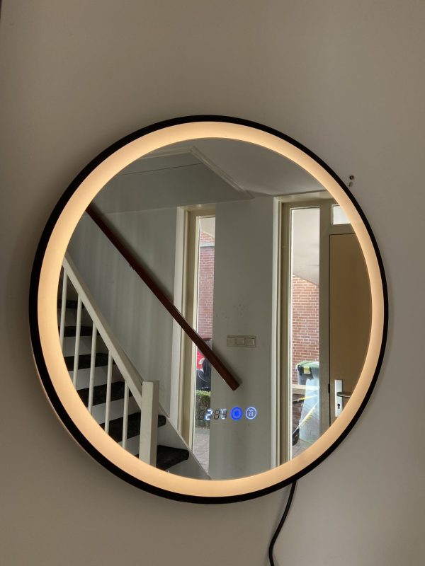 Moderne rond badkamer spiegel met LED verlichte rond-Melili Spiegel-LED spiegel-LED badkamer spiegel- 3 LED Verlichting Standen-Anti Condens - Met Klok - Mat Zwart-Smart spiegel 60cm rond- Smart LED badkamer spiegel - Afbeelding 14